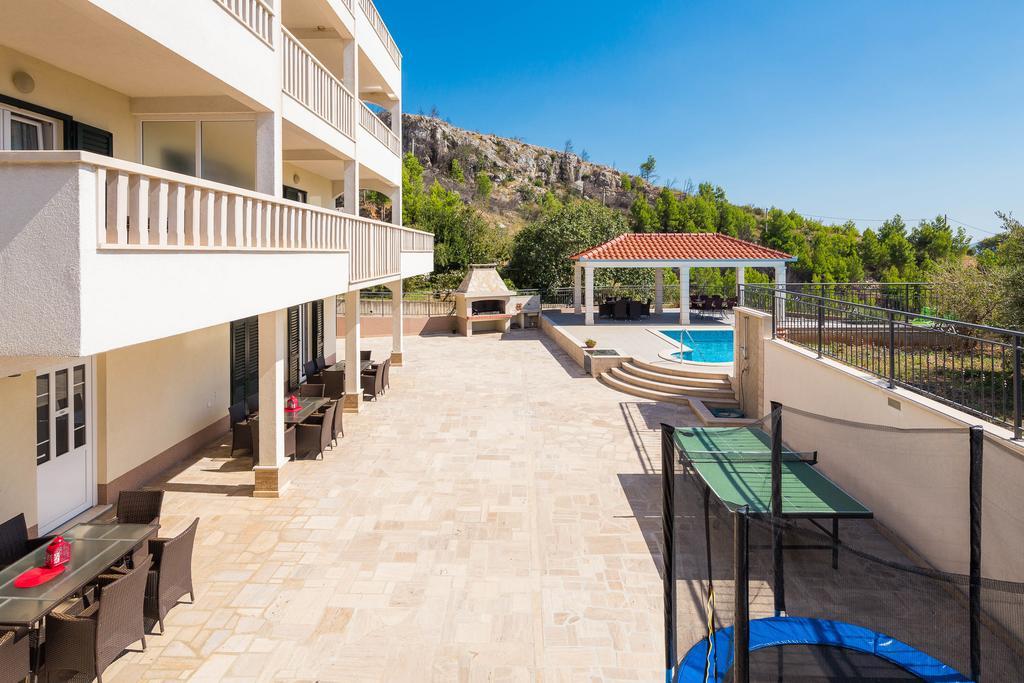 Beachfront Apartments Lara Omiš Exterior foto