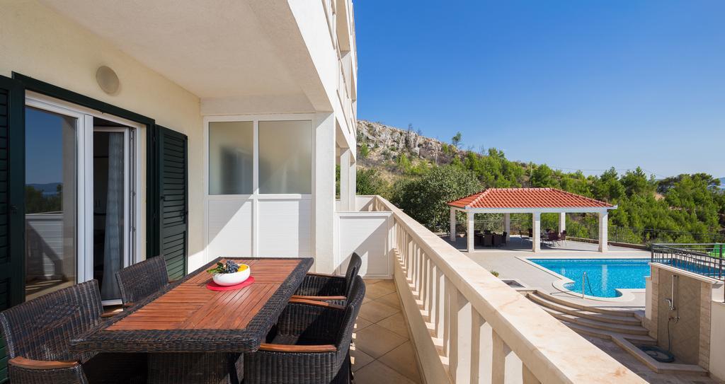 Beachfront Apartments Lara Omiš Exterior foto
